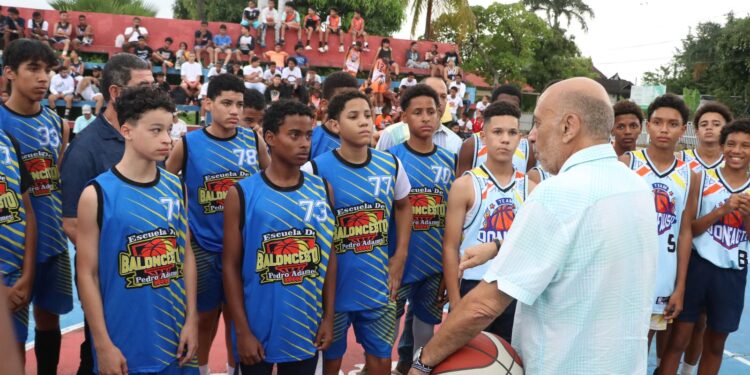 Más de 240 jóvenes de 20 clubes de Baloncesto se disputan la copa U15 en La Vega