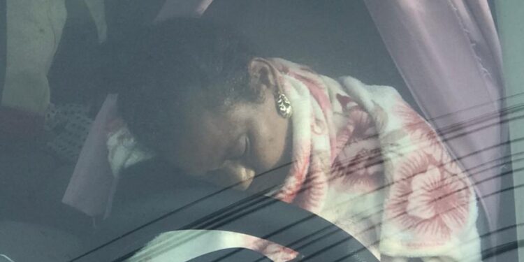 Ultiman de un balazo a doctora en interior de su vehículo a mano de su expareja en Santiago Rodríguez