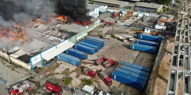 Incendio en nave ubicada en autopista Duarte es combatido bajo  coordinación del 911