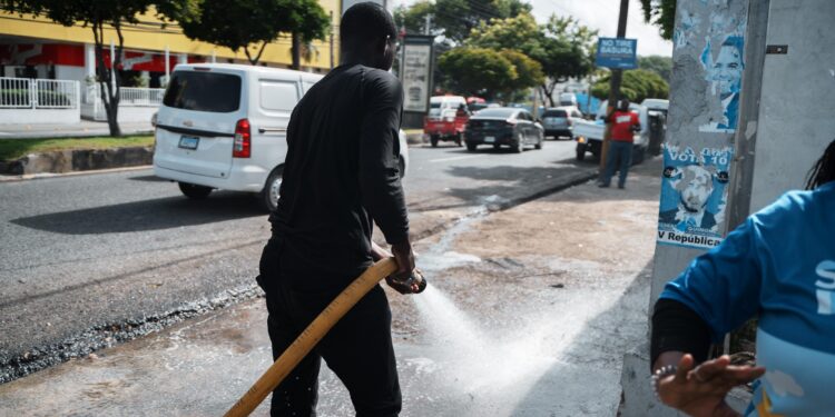 Alcaldía DN realiza operativo de concientización y limpieza en avenida Independencia
