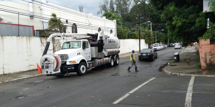 ADN refuerza trabajos preventivos de limpieza imbornales y filtrantes ante el paso del huracán Beryl