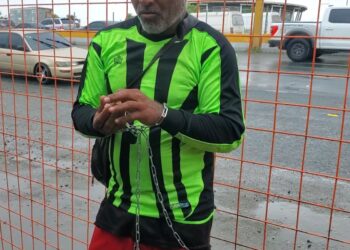 Buhoneros del Kilómetro 9 autopista Duarte que serán desalojados se encadenan en protestas 