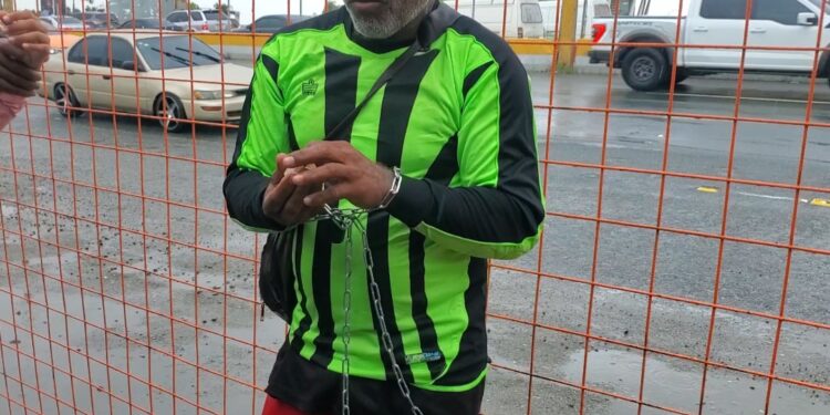 Buhoneros del Kilómetro 9 autopista Duarte que serán desalojados se encadenan en protestas 