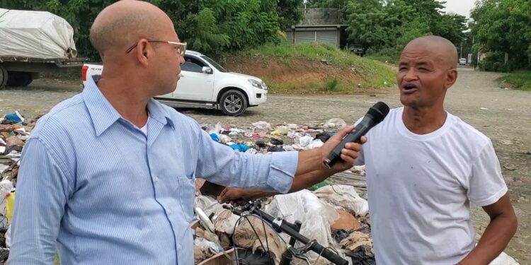 Alcalde Junior Santos mantiene en la inmundicia Los Alcarrizos con basureros en plena calles