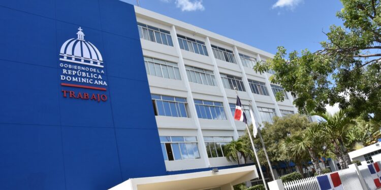Ministerio de Trabajo insta a empresas privadas flexibilizar horarios de forma voluntaria en provincias declaradas en alerta por COE ante Huracán Beryl