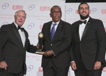Director de los Comedores Económicos&nbsp; recibe premio internacional a la Calidad Best Quality Leadership Awards 2024