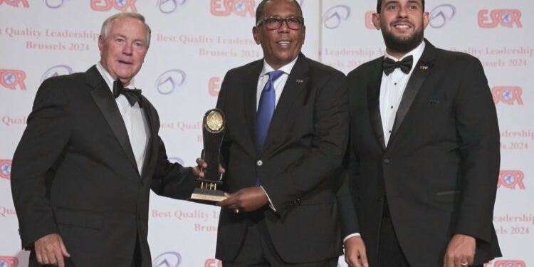 Director de los Comedores Económicos&nbsp; recibe premio internacional a la Calidad Best Quality Leadership Awards 2024