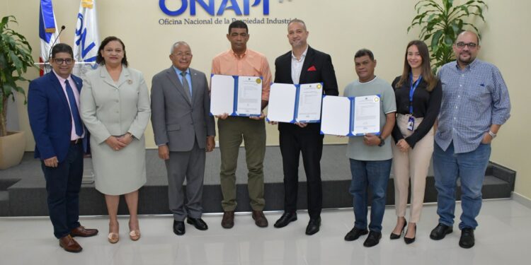 ONAPI entrega cuatro Patentes a innovadores para el desarrollo del país