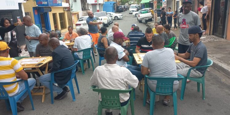 Dirigente comunitario Joselin Carrera festeja Día de los Padres a decenas de vecinos del Enrriquillo de Herrera