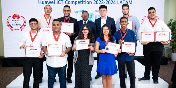 Huawei y MESCyT reconocen a estudiantes por su destacada participación en el ICT Competition 2023-2024