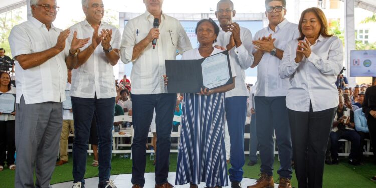Presidente Abinader entrega Certificado de Título 100 mil; Plan de Titulación ha impactado 29 provincias en todo el país