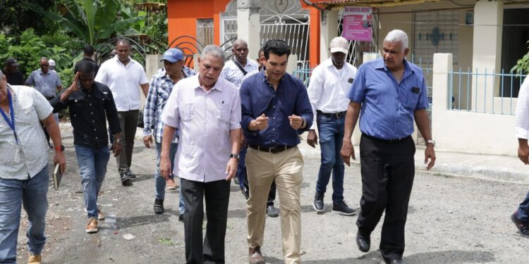 Wellington Arnaud supervisa trabajos construcción acueducto en Villa Altagracia y reitera compromiso de entrega