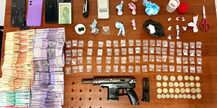 Allanamientos en Santiago realizados por la PN junto al MP resultan en decomiso de armas y drogas