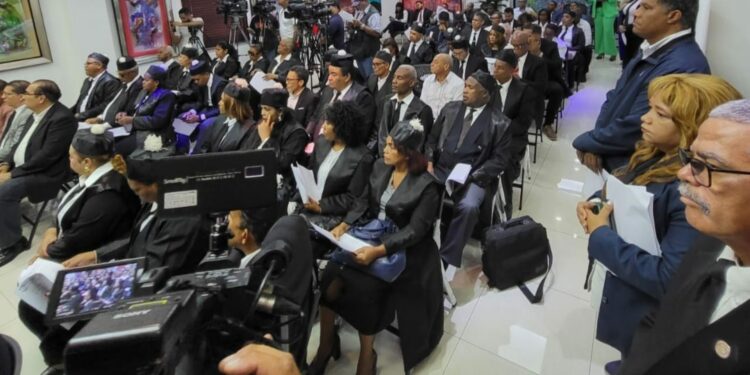 Colegio de Abogados somete al jefe de la policía por desacato a sentencia que ordena desocupar local del gremio