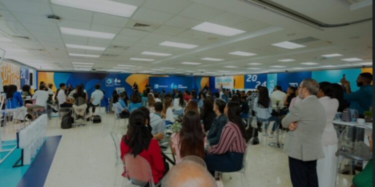 Banco Popular otorga 60 becas a jóvenes meritorios
