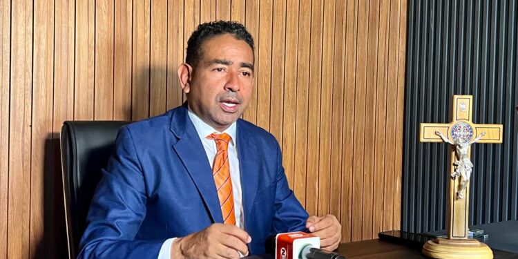 Nelson Gutiérrez condena agresión contra tres miembros de la prensa en Santiago