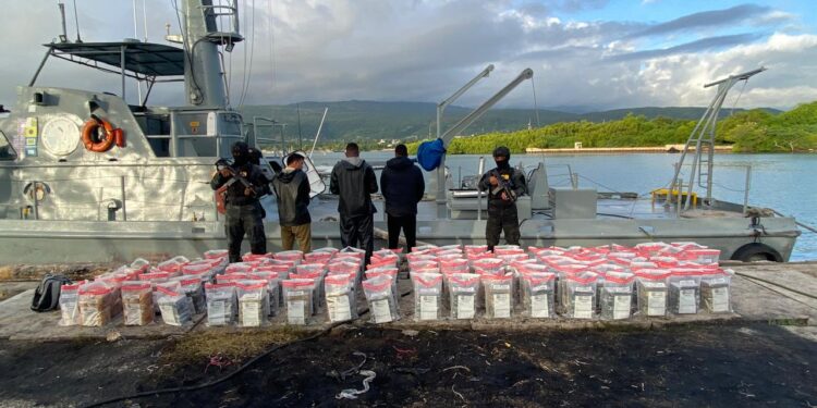 Interceptan otra lancha con 625 paquetes de cocaina y marihuana apresan 3 hombres&nbsp; en costas&nbsp; Barahona