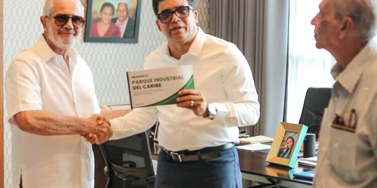 Alcalde Dío Astacio recibe propuesta para construir zona industrial en Santo Domingo Este