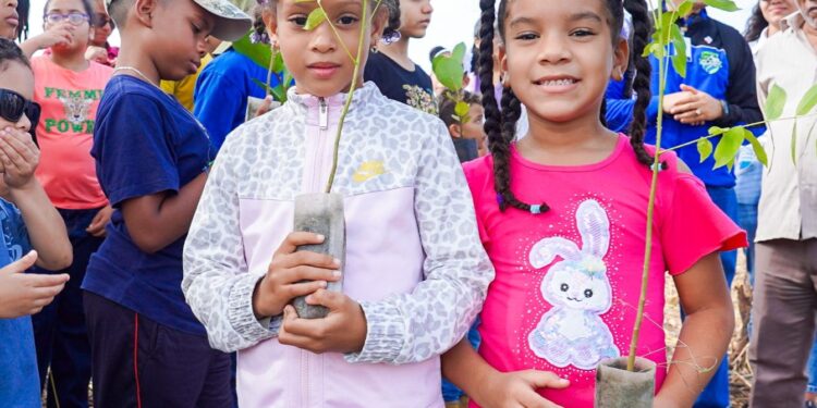 INDRHI motiva a niños y jóvenes al cuidado ambiental; suman 500 plántulas al ecosistema