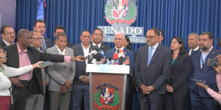 Presidente del Senado recibe proyecto de reforma a unos 10 artículos de Constitución