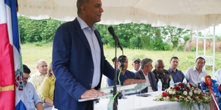 Senador Carlos Gómez encabeza primer palazo de Casa Club del Comunicador en Espaillat