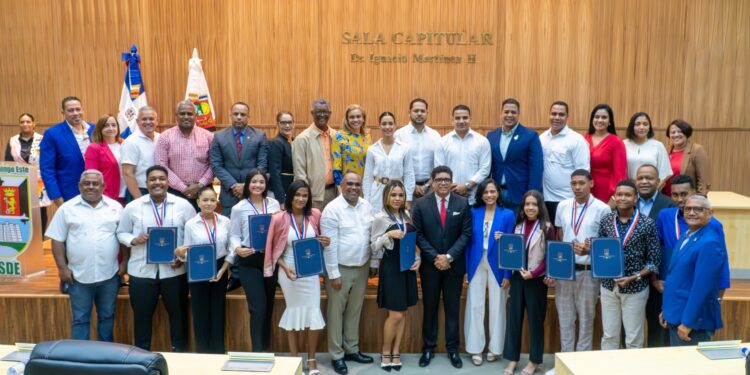 Dío Astacio recibe a jóvenes meritorios de Santo Domingo Este como “Alcalde por un Día”
