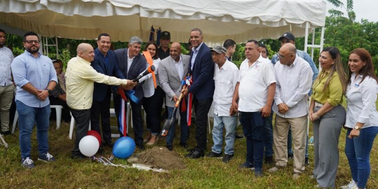 Senador Carlos Gómez encabeza primer palazo de Casa Club del Comunicador en Espaillat