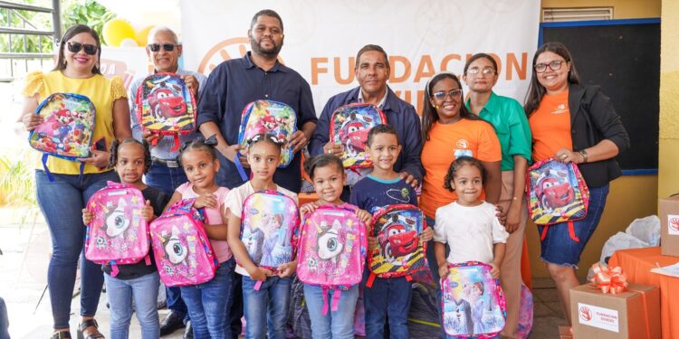 Fundación Oviedo entrega útiles escolares a más de 100 niños en Moca