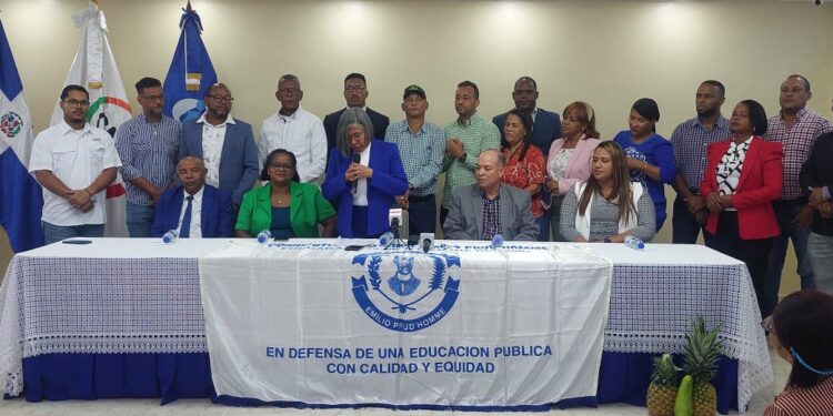Corriente magisterial Emilio Prudhomme postula plancha para ADP