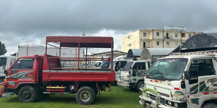 DIGESETT retiene 30 camiones por transportar personas sobre la carga en Verón y Bávaro