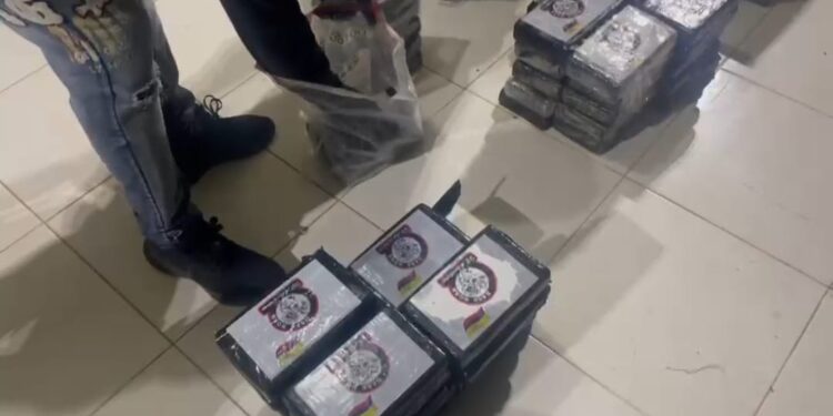 Autoridades incautan 75 paquetes presumiblemente cocaina en costas de Pedernales