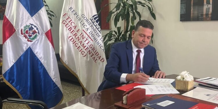 Director General de Proindustria firma Compromiso Ético por la Transparencia y la Integridad Gubernamental