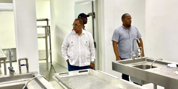 Viceministro Salud José Matos realiza recorrido de supervisión a remodelacion de Patología Forense