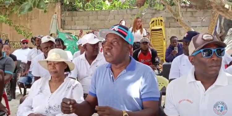 Trabajadores playeros de Boca Chica denuncian supuestas amenazas del alcalde Ramón Candelaria