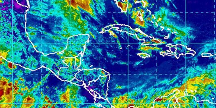 Pronostican aguaceros por vaguada y acercamiento de onda tropical