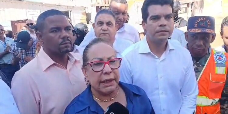 Gobernación Santiago e INAPA asisten familias perdieron hogares en incendio