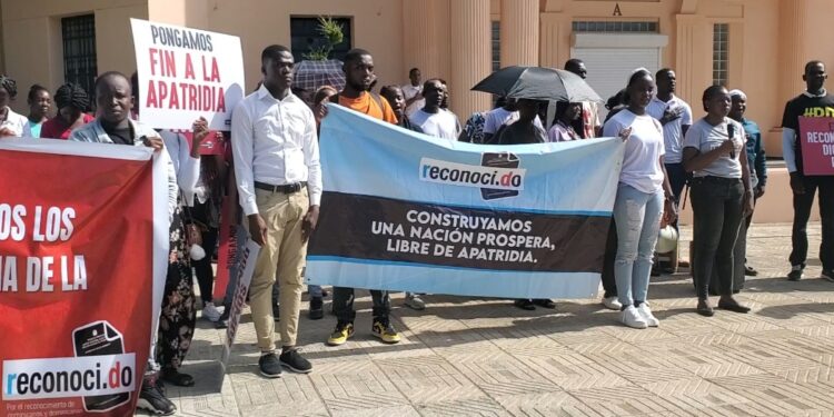 Un grupo de haitianos nacidos en el país se manifiesta frente al palacio nacional en contra de la Sentencia 168-13. VIDEO..
