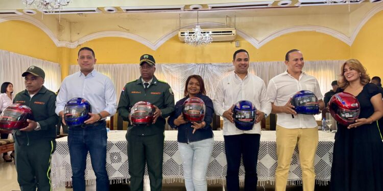 DIGESETT entregó más de 300 cascos protectores y brinda educación vial en San Juan de la Maguana
