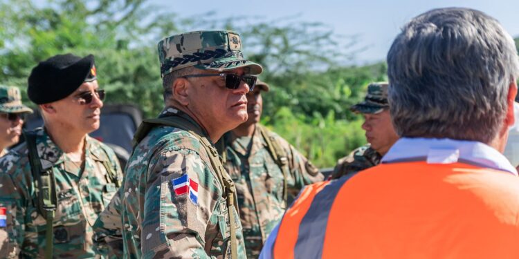 Ministro Defensa recorre frontera Sur RD-Haití supervisa trabajos verja perimetral y visita soldados desplegados en la zona