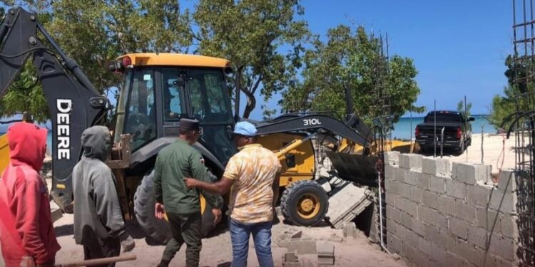 Suspenden construcción ilegal en playa Punta Rucia Puerto Plata