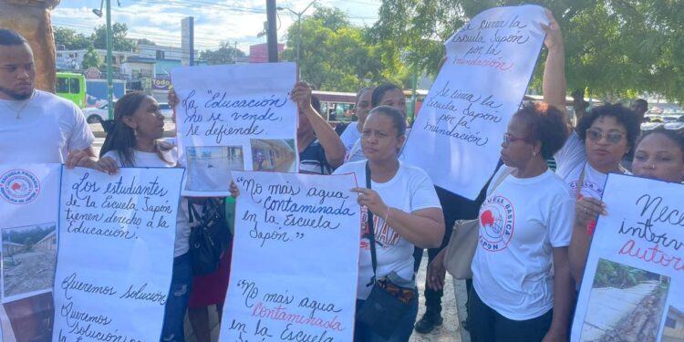 Maestros y padres realizan protesta por las precarias condiciones de la escuela República de Japón