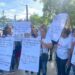 Maestros y padres realizan protesta por las precarias condiciones de la escuela República de Japón