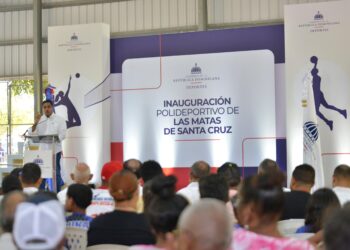 Vicepresidenta Raquel Peña y el ministro de Deportes, Kelvin Cruz, entregan dos multiusos en Montecristi.