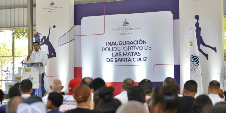 Vicepresidenta Raquel Peña y el ministro de Deportes, Kelvin Cruz, entregan dos multiusos en Montecristi.