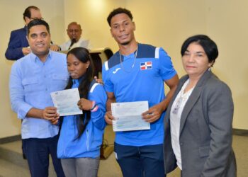 Ministro de Deportes Kelvin Cruz entrega&nbsp; incentivos y felicita a los atletas paralímpicos