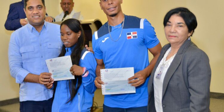 Ministro de Deportes Kelvin Cruz entrega incentivos y felicita a los atletas paralímpicos