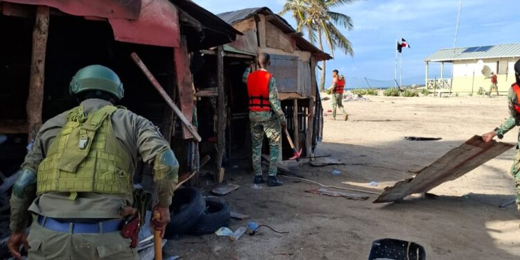Medio Ambiente, SENPA y la Armada demuelen 18 estructuras en Cabo Rojo en segunda fase Operativo de Reforzamiento y Control