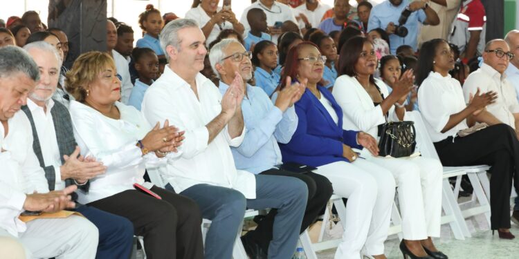 Presidente Abinader inaugura dos escuelas que benefician a 1,600 estudiantes y un CAIPI con capacidad para 250 niños y niñas en SDN