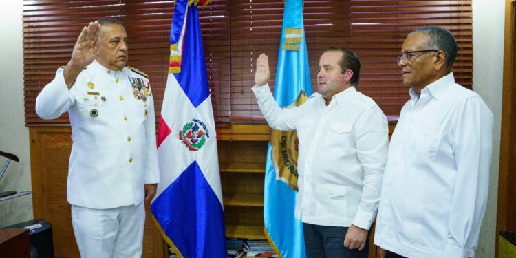 Ministro de la Presidencia juramenta al nuevo director de Migración