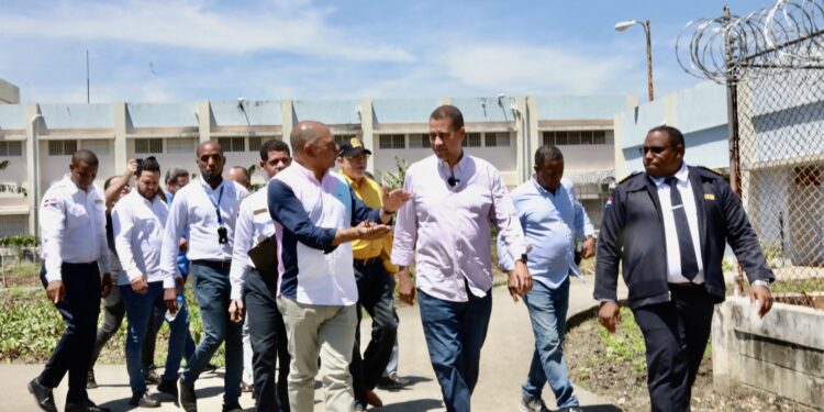 Presidente Indotel visita cárcel La Vega para iniciar plan bloqueadores de señal